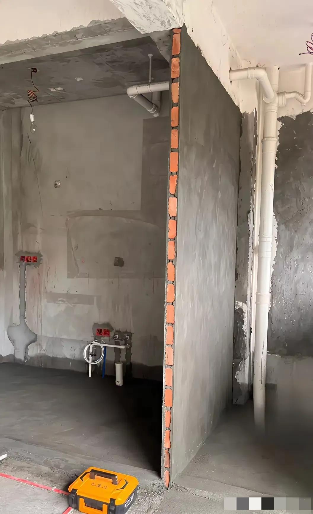 老师傅们帮看看，谁能告诉我一下，这墙到底靠不靠谱？这是特意从乡下找熟人来砌的墙，