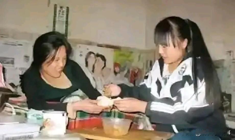 2003年，陕西一女子从破木桥摔下，造成半身瘫痪，丈夫为了还债不得不外出打工，可