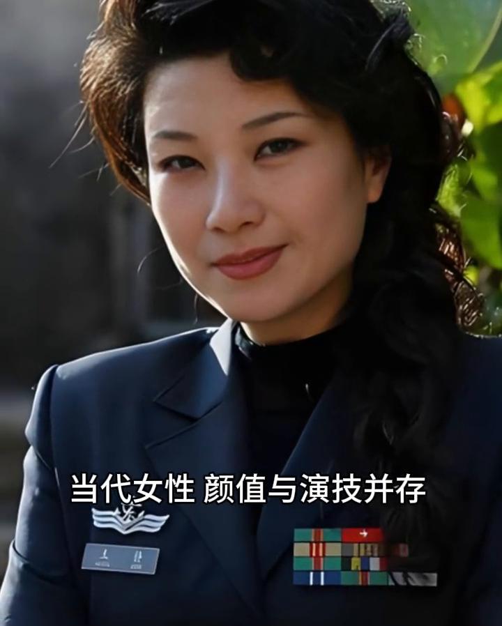 六十岁的王静身姿依然挺拔，风采不减当年。她塑造了婉约的古典佳人，也刻画了坚韧的当