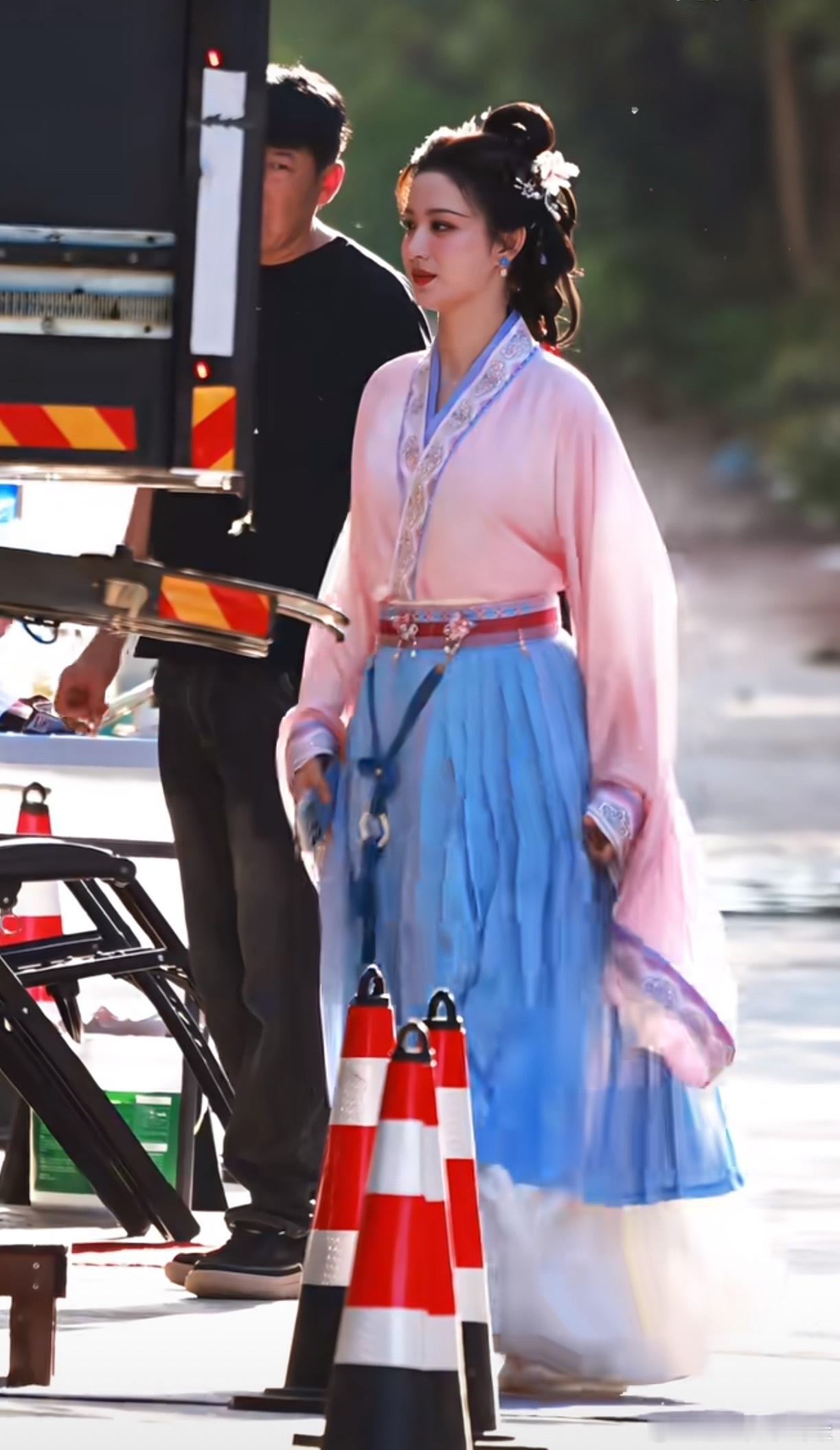 王楚然《浮生》第二套造型，很典型的宋制仕女造型，但是她没有古韵，像是综艺上的古装