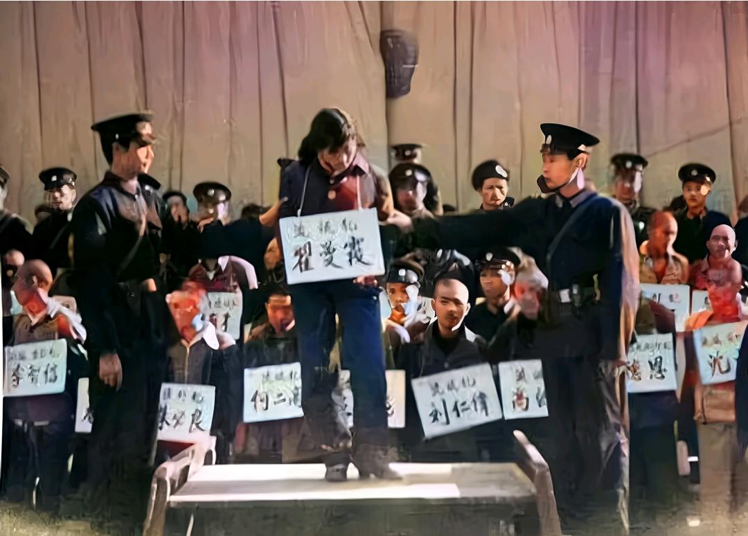 1983年严打期间，在一场公审大会上，“流氓犯”翟曼霞被挂上牌子，押到台上接受审