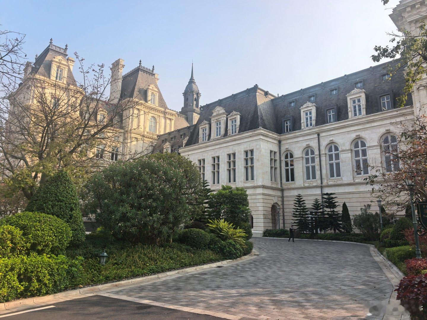 不愧是华为，松山湖这儿也太壮观了，有种在逛博物馆的感觉 想起我那个小办公室，得干