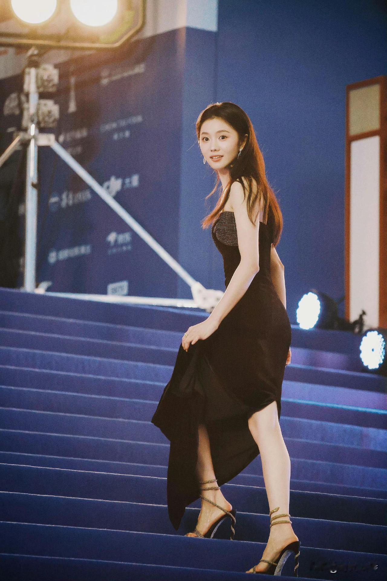 刘浩存的美如精灵般灵动优雅。