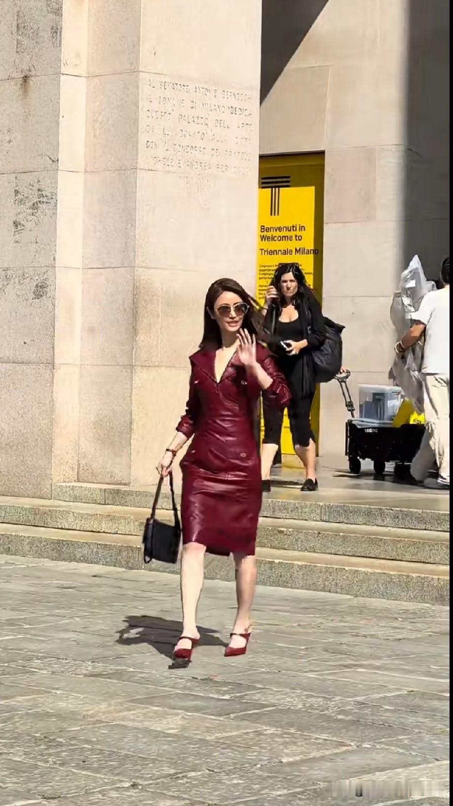 米兰街头偶遇林心如！一身红皮裙惊艳亮相，网友们的讨论直接炸开了锅。
酒红色皮裙上