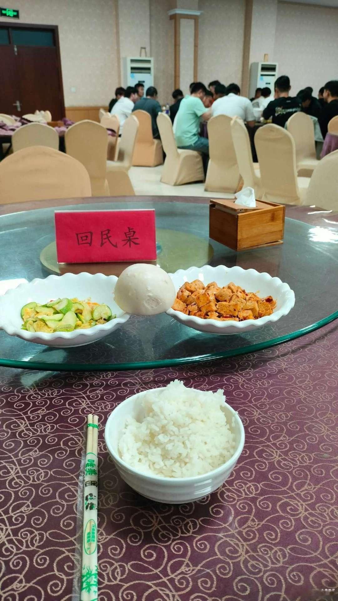 这哪是回民桌，这分明是“全素减脂套餐VIP专席”。

看着隔壁大鱼大肉推杯换盏，