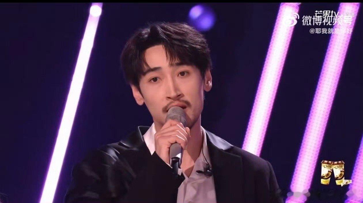 芒果辩论赛上新了前有夏哲轩表现热烈但没有打动乐评人的心，就上演一番辩论。后又有遇