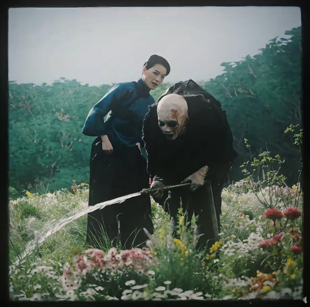 《狂野时代》更新了一组易烊千玺、舒淇剧照，花园里，怪物和她，好有质感、很灵动的照