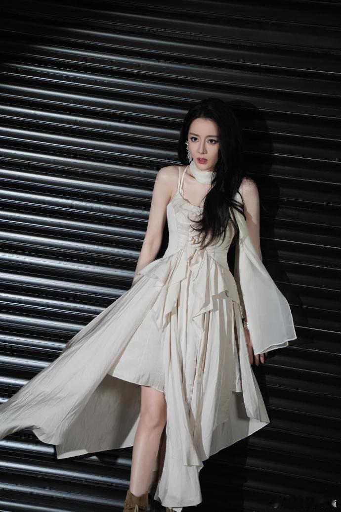 迪丽热巴眼窝立体到自带阴影这眼窝真的慕了，立体到自带阴影，化妆都省劲 