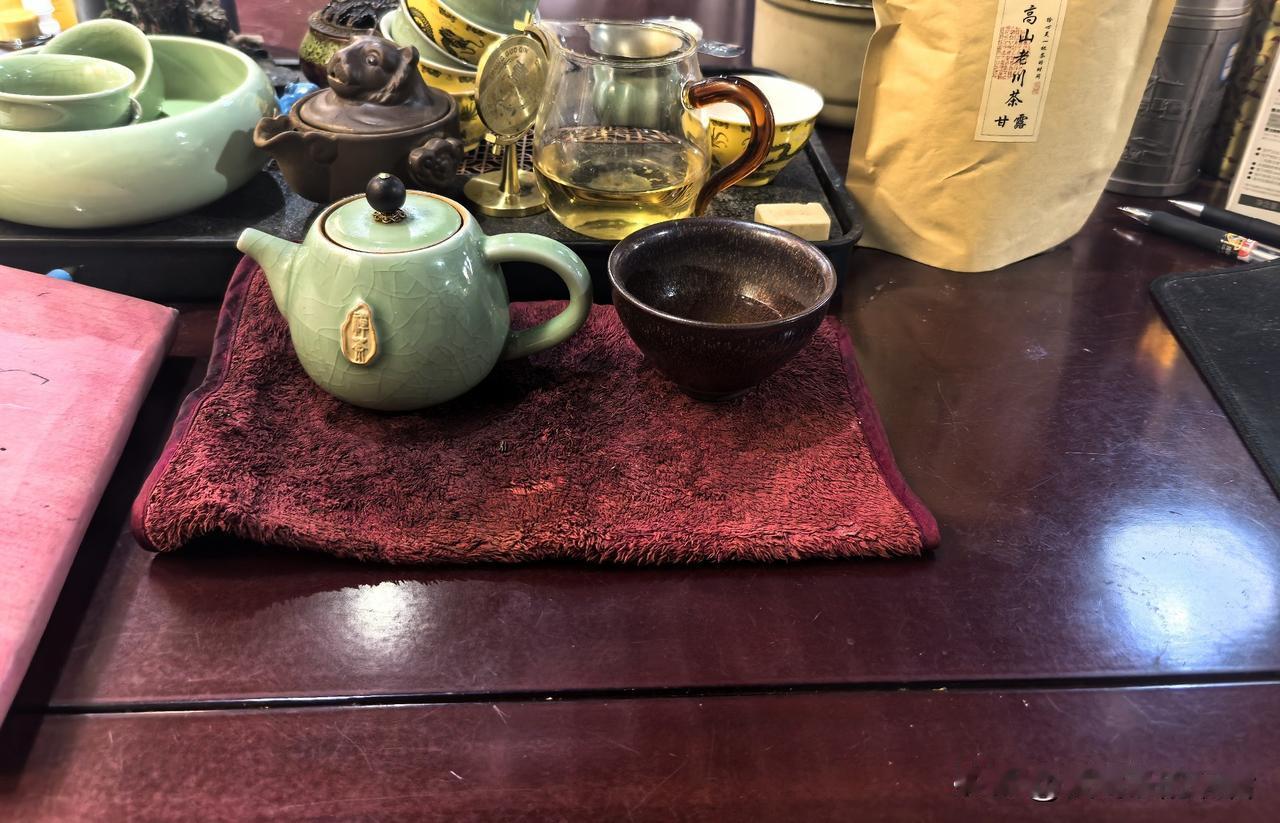 朋友正在为他的女儿是否出国留学而焦头烂额。
朋友一起喝茶，他的女儿小我就孩子五岁
