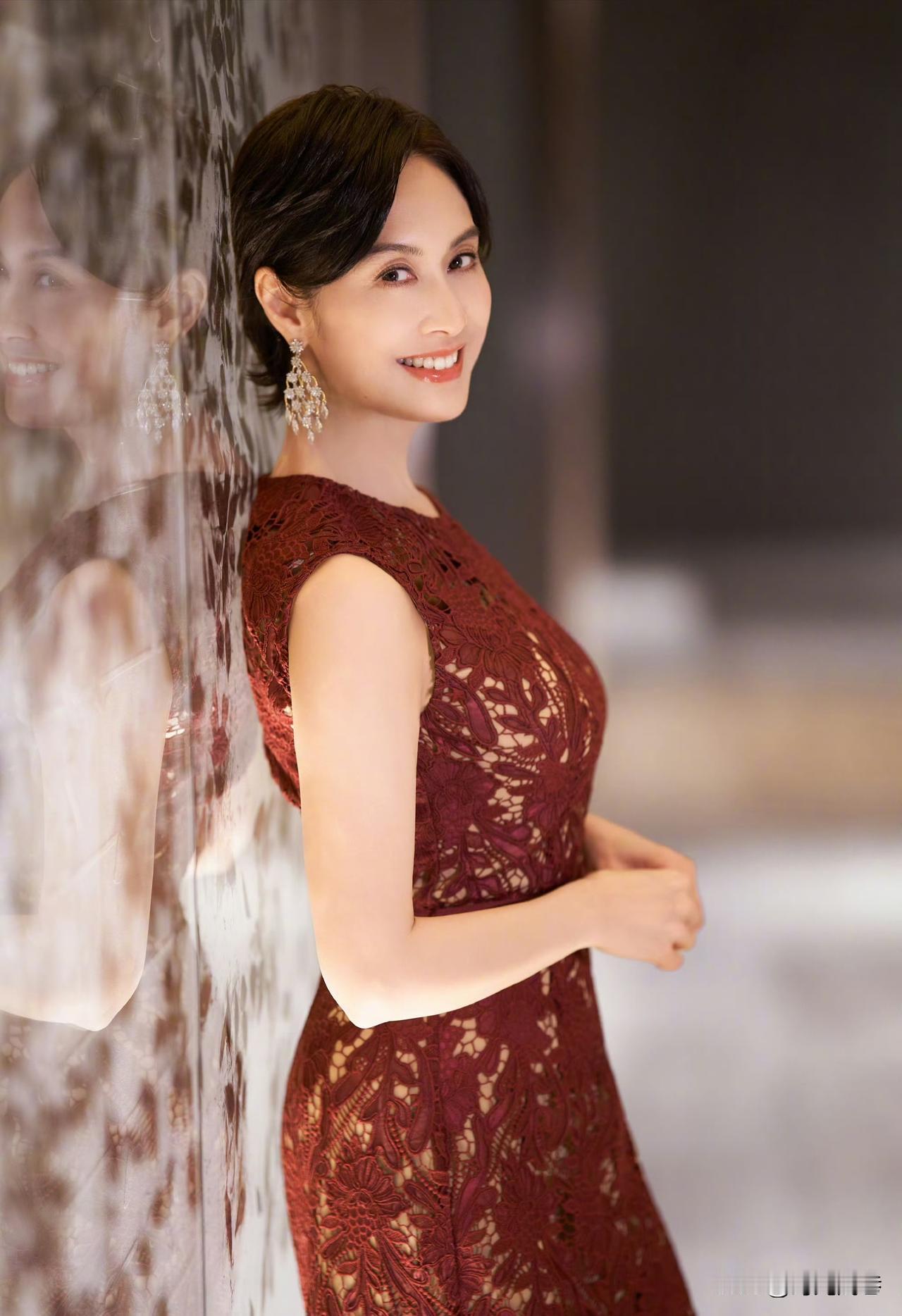 年过50的她依然楚楚动人，貌美如花。她扮演的紫霞仙子绝对是香港电影中的经典角色！