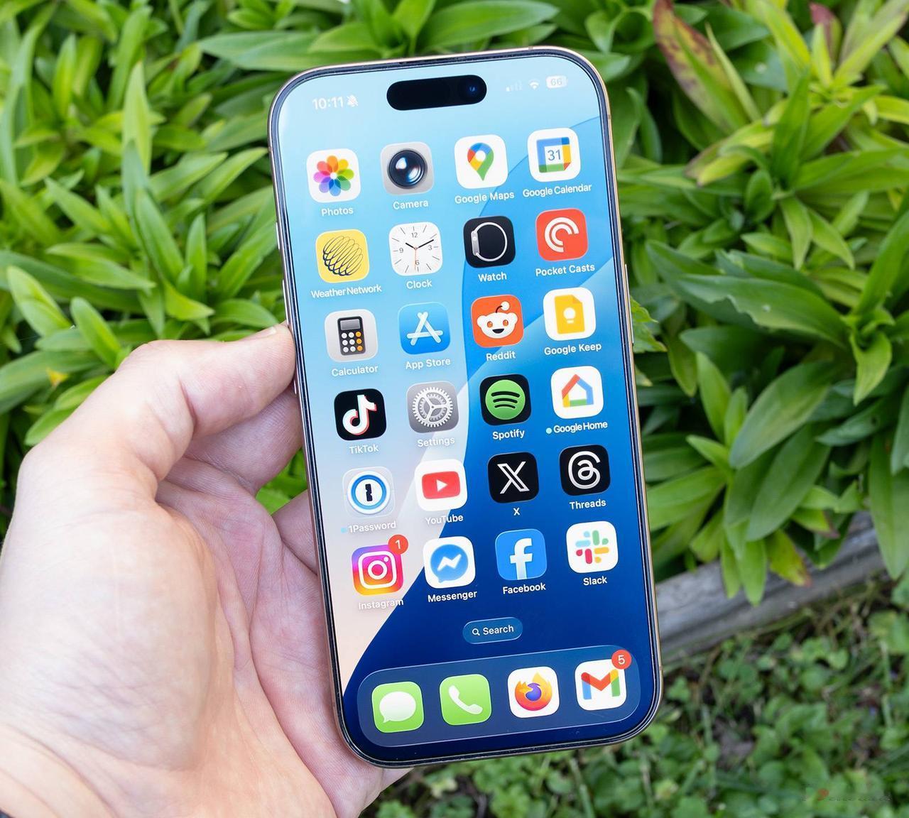 有网友发现把iPhone的系统时间修改到一年后，会“腾出”20G的系统空间。但非