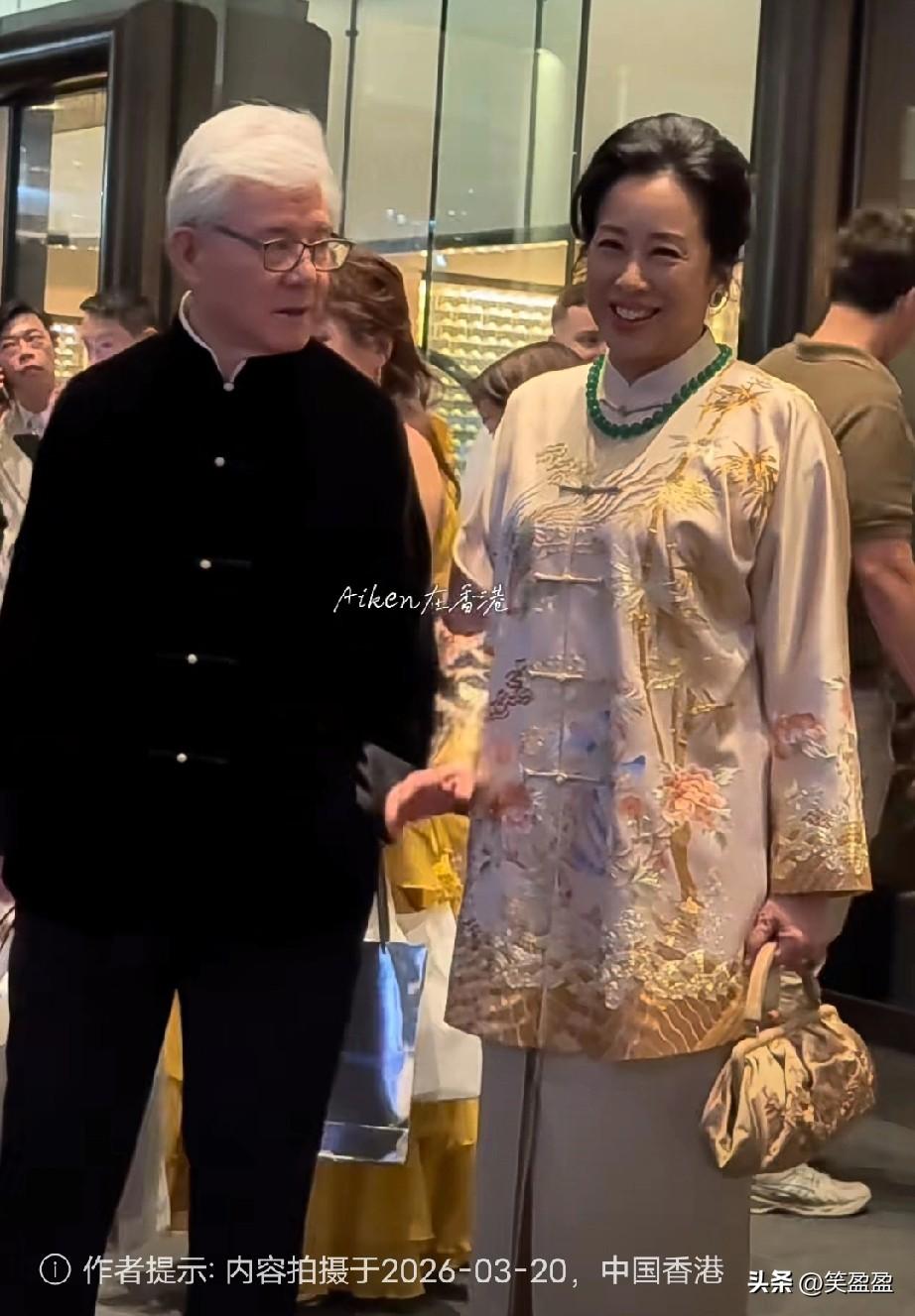 朱玲玲和她丈夫
同时唐妆出席活动不忘根[强]