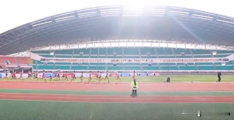 4月18日，2026年全国田径中长跑项群赛首站在河南省体育场馆中心北区田径场鸣枪