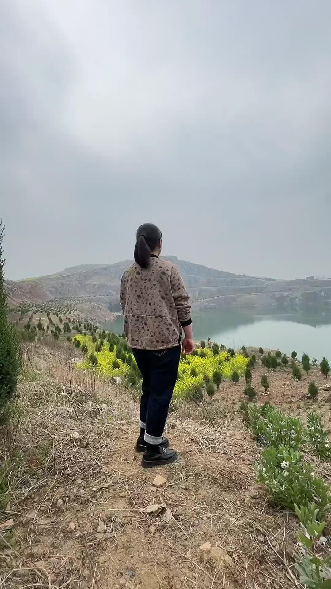 昨天我说话得罪了个人，直到现在也没觉得后悔。邻居家雇了位保姆，平日里专管接送孩子