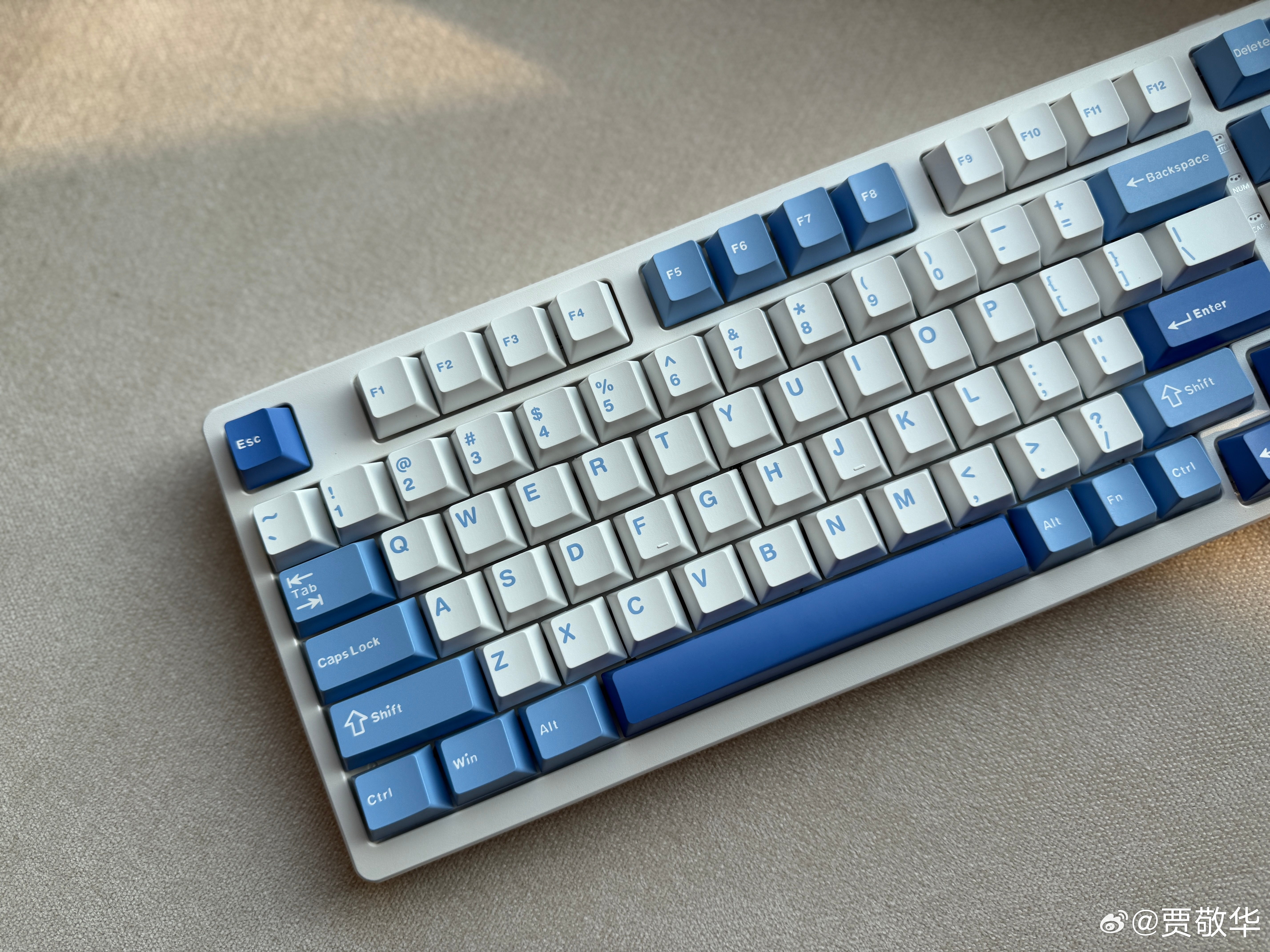 刚弄了一把键盘，支持蓝牙，2.4G和有线三种连接方式，这个配色怎么样？ ​​​