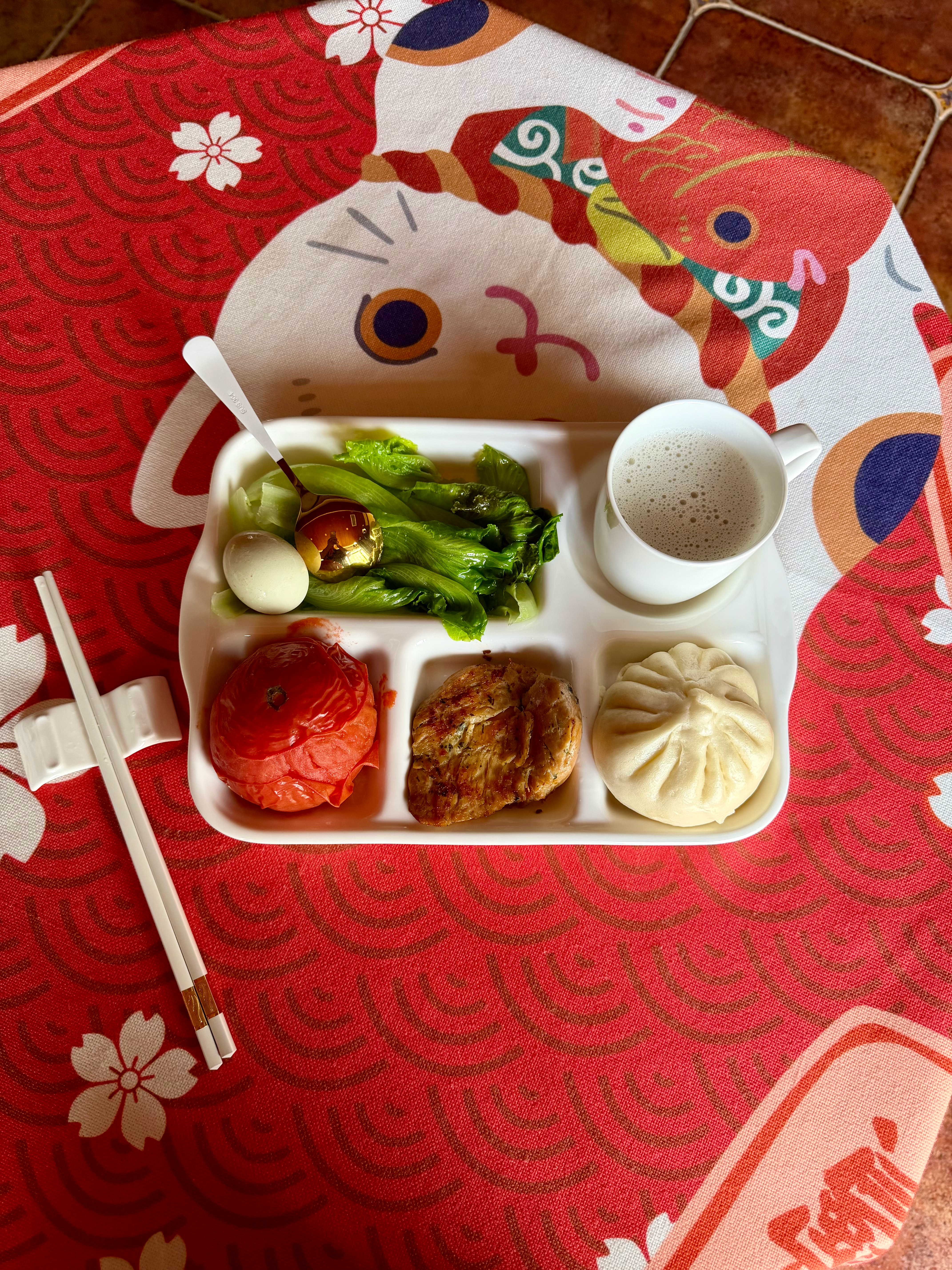 好好活着骨瓷早餐盘，鸡蛋，豆浆，生菜，大肉包，鸡胸肉，西红柿。吃饭有仪式感，表示
