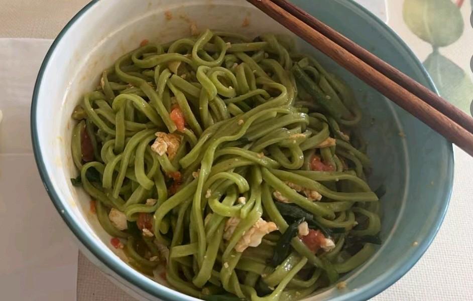 西红柿鸡蛋菠菜面。
