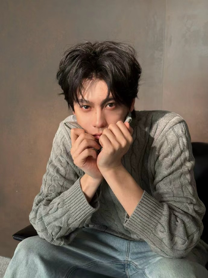 田栩宁灰毛衣 田栩宁灰毛衣，田栩宁日常碎片送达，灰毛衣look松弛帅气啊~ 