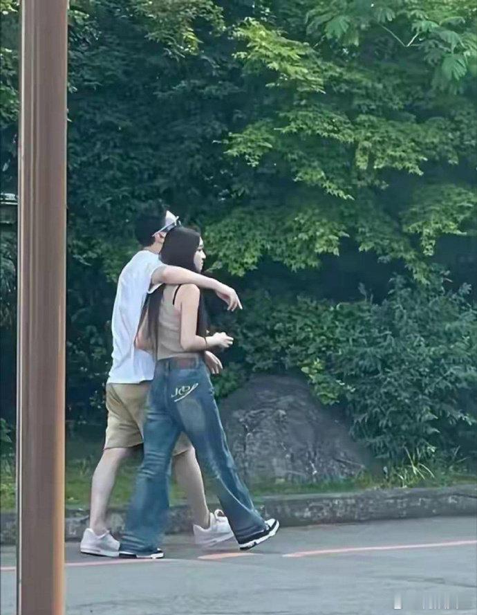 王思聪和21岁女友高调秀恩爱，躺其腿上睡觉，发际线抢镜！  