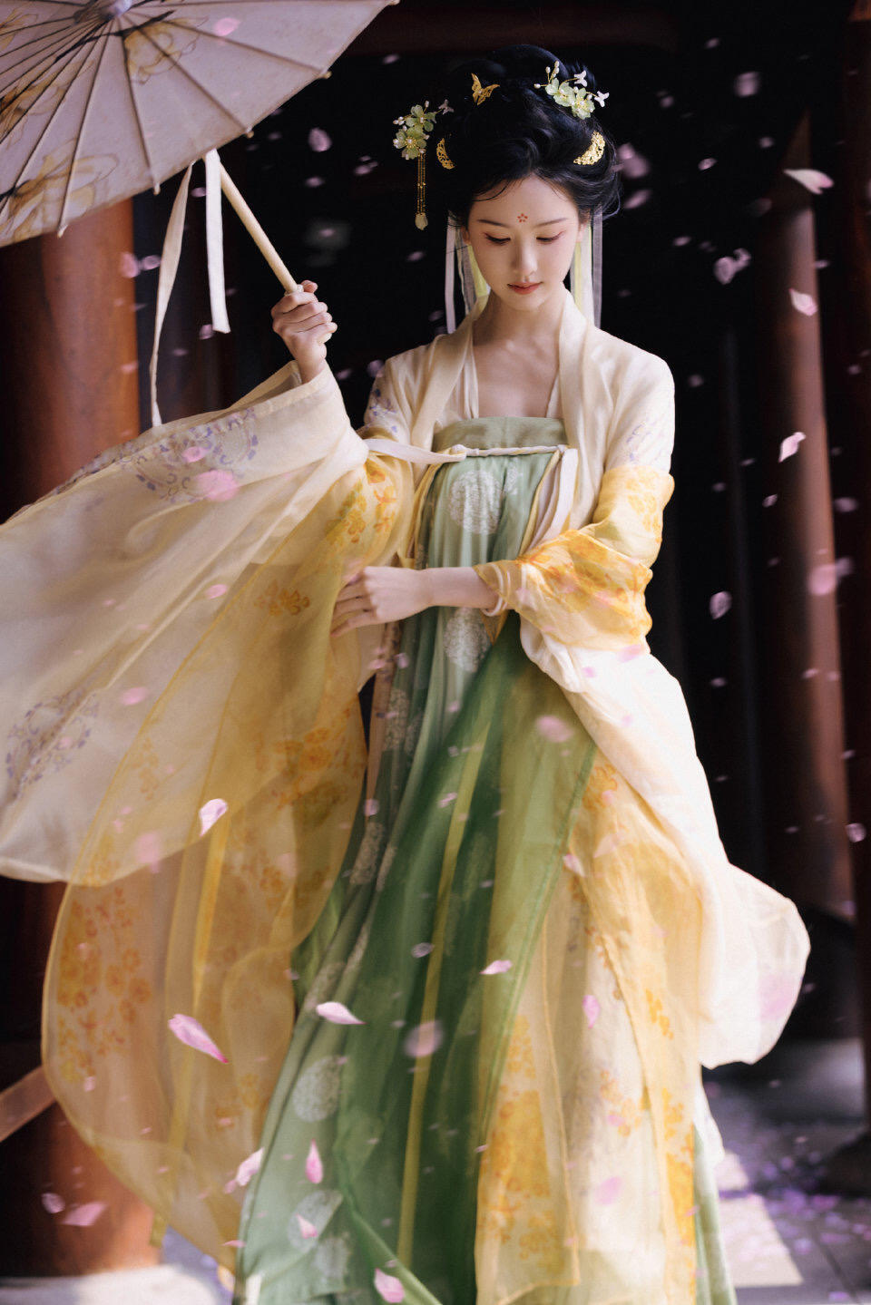 柳叶来眉上，桃花落脸红！ 