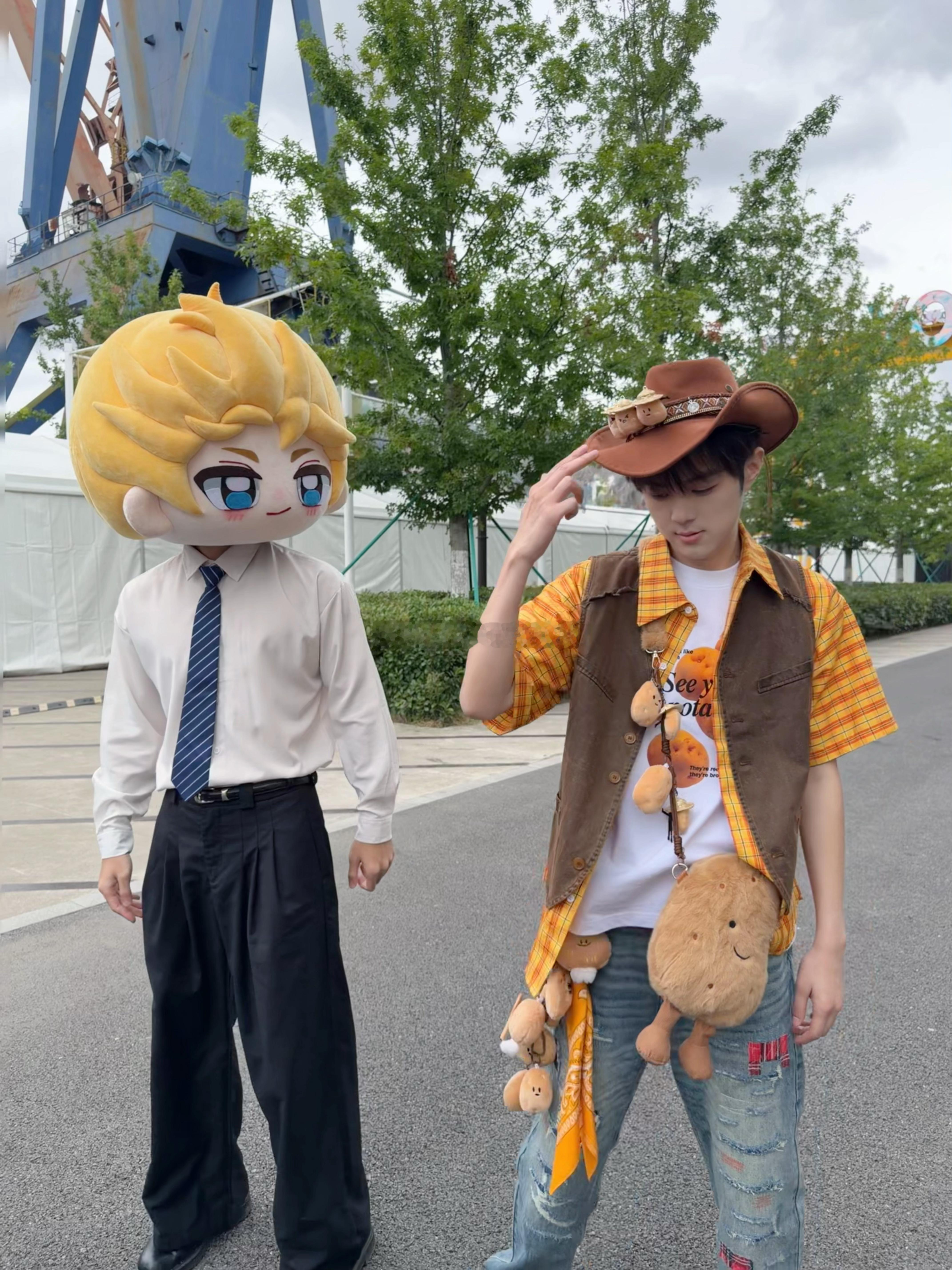 小王带队勇闯夏日奇幻副本，各种名场面疯狂解锁！连梦泪老师的雕塑都被拉来当“服从性