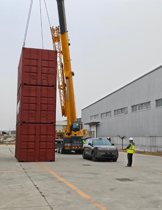 【每人Auto快讯 | 零跑A10挑战6.6吨集装箱顶压】4月9日，零跑官方发布