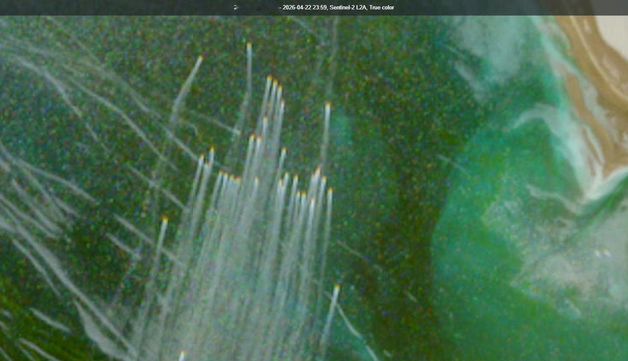 🚨新卫星图像刚刚证实：今天有33艘伊朗革命卫队“快速攻击艇”在霍尔木兹海峡巡逻