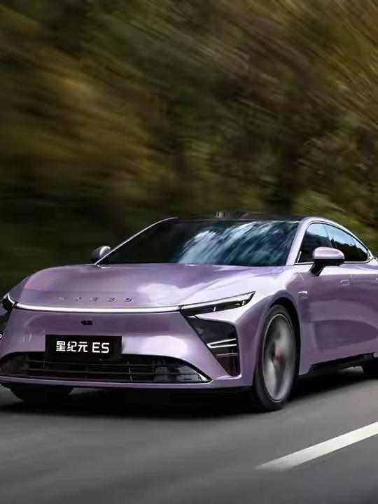 开了 2025 款星纪元 ES 才知道：轿跑也能好开又省心？
前阵子周末没事，去