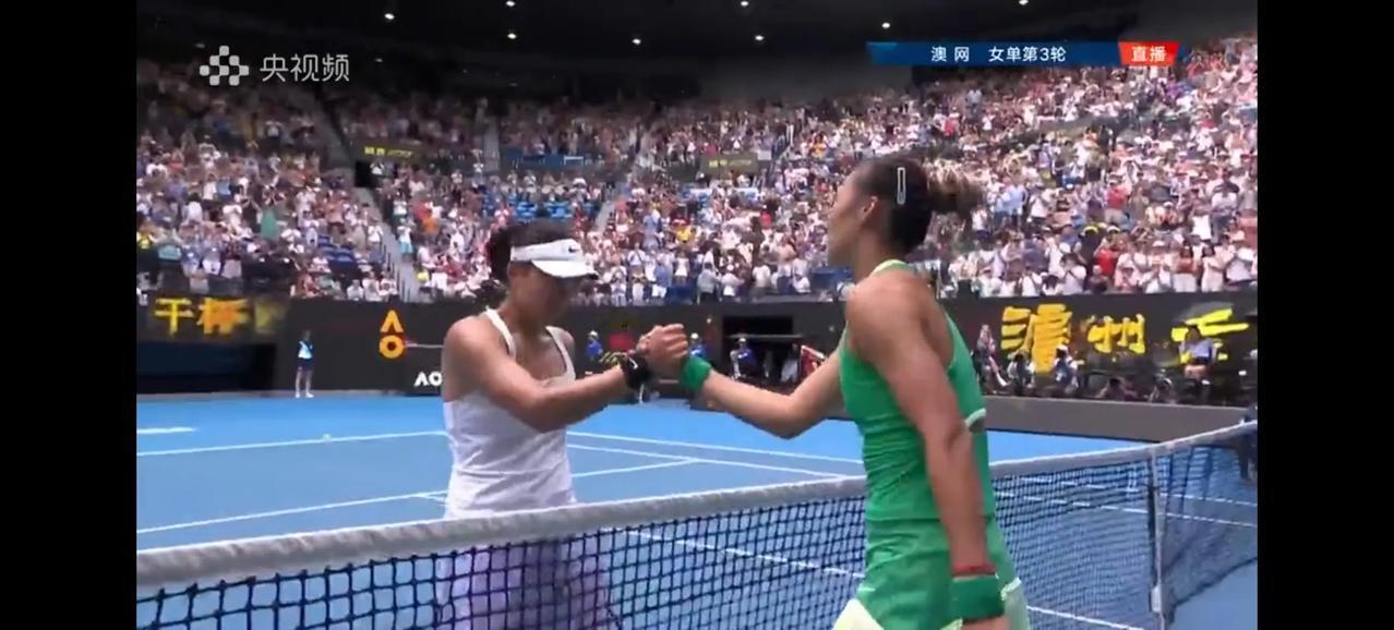 两位中国选手奉献了一场精彩绝伦的比赛！郑钦文通过抢十大战以2比1（6比4、2比6