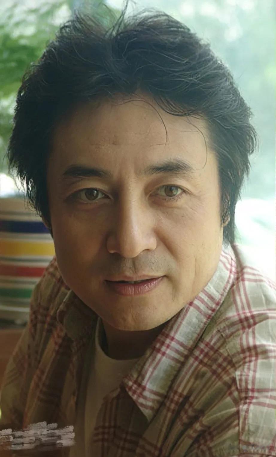三国演义剧组，饰演孙权的演员狮子大开口，要价6万块，导演听罢一摆手，指着副导演说