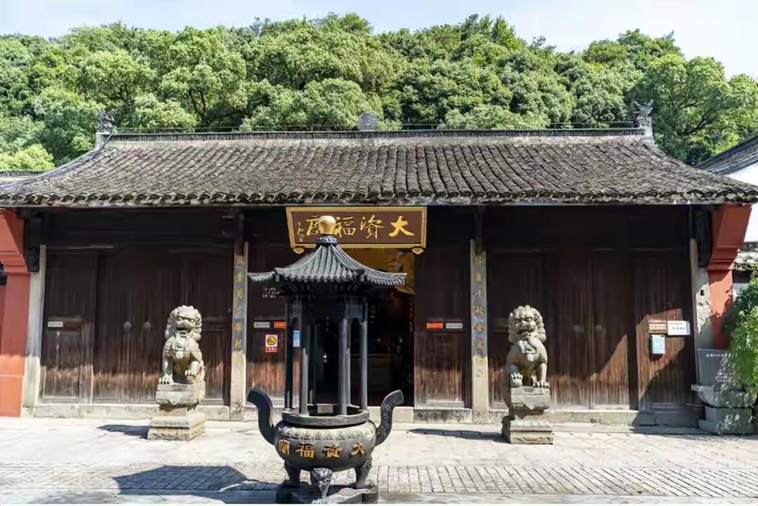 我有点弄不明白了，南宋枢密行府为什么不设在临安，而是设在镇江？
张俊就在镇江枢密