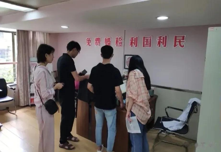 河南某地，男子给女友18万彩礼，要求其尽快婚检，哪知道女友听罢暴跳如雷:你特么这