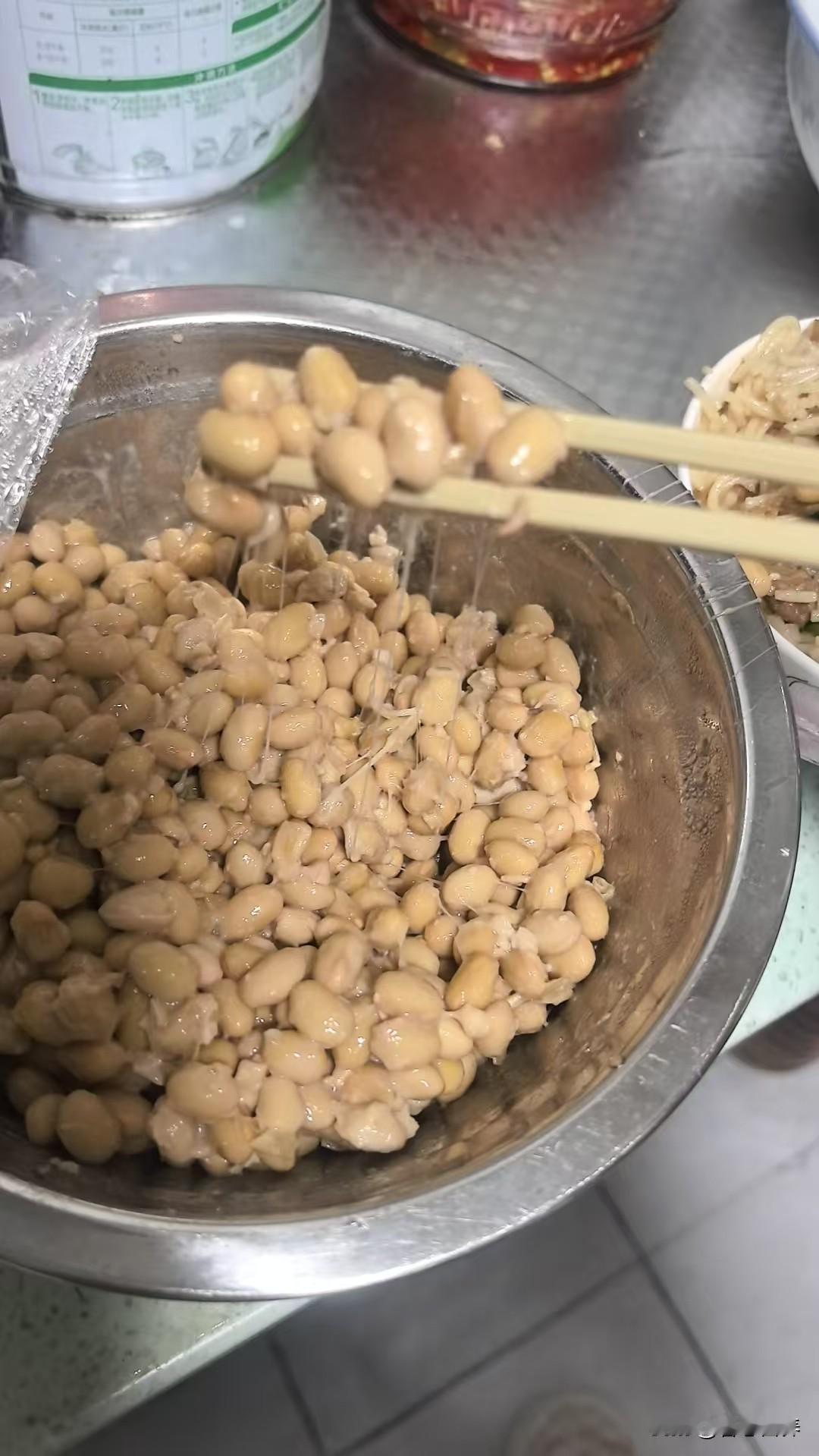 纳豆的家庭制作指导
纳豆是由大豆经纳豆菌发酵而成的一种传统日本食品。它以其独特的