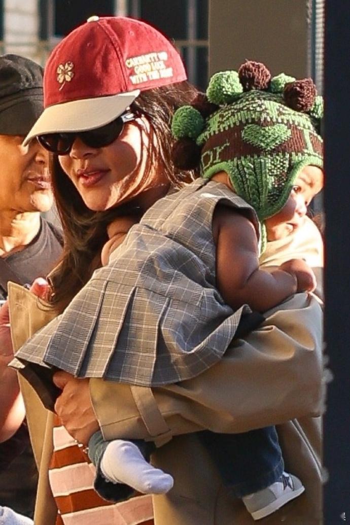 蕾哈娜抱娃出街 蕾哈娜抱着自己的女儿Rocki首次公开亮相，酷妈萌宝！ 