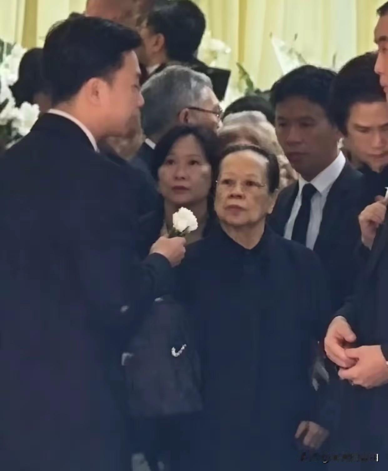 董建华葬礼，他九十岁高龄的妻子也来了！两人相依相伴六十五年，育有三个子女。董夫人