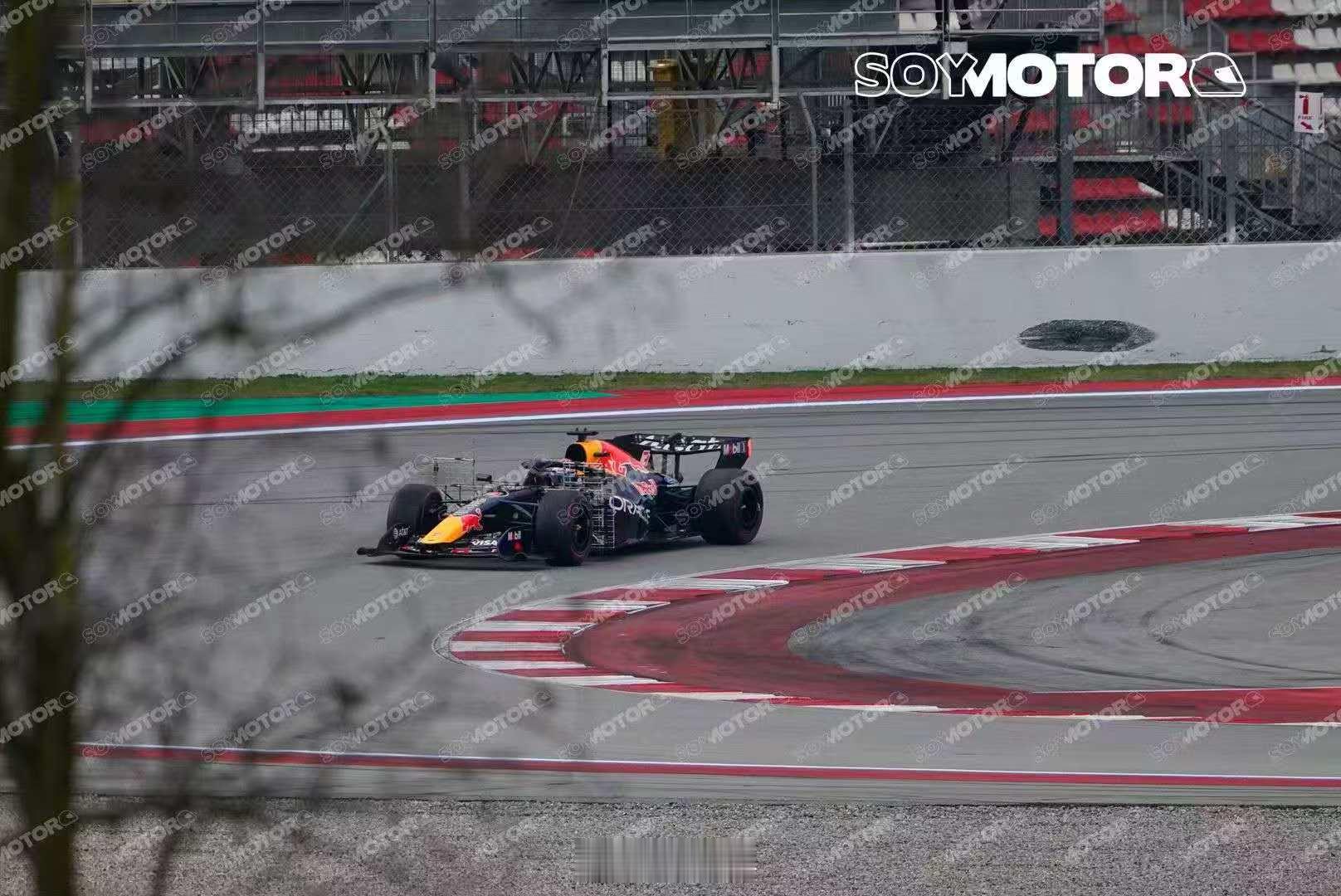 潘子在今天的巴塞罗那封闭测试中第一次驾驶RB22，车辆搭载了烧烤架F1