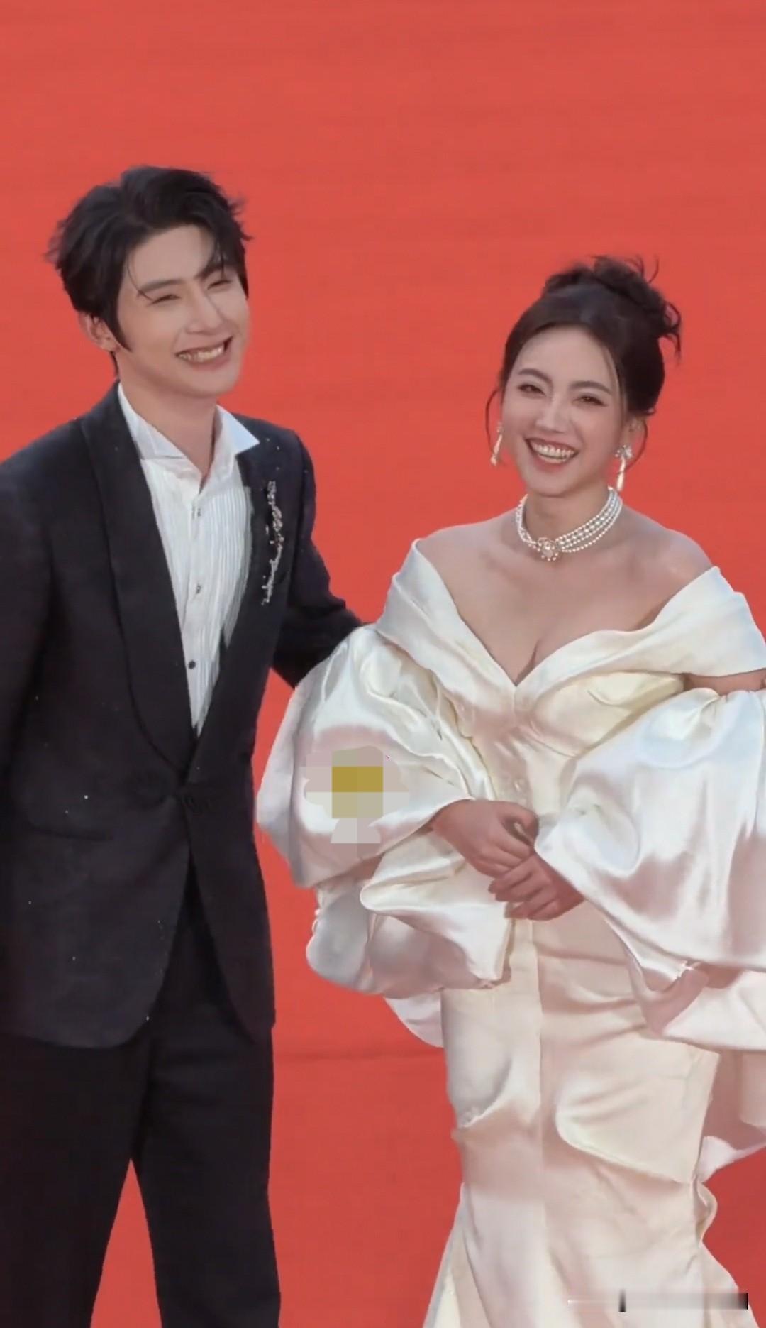 朱一未白昕怡，太甜了吧[心][心][心]朱一未你真是够了，剧里亲，回家也亲，走红