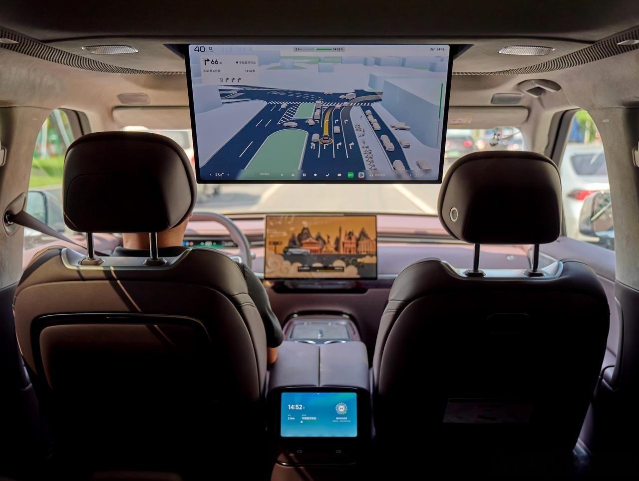 小鹏汽车的RobotTaxi终于来了用的是小鹏GX车型中文名称“小鹏悠游”英文名
