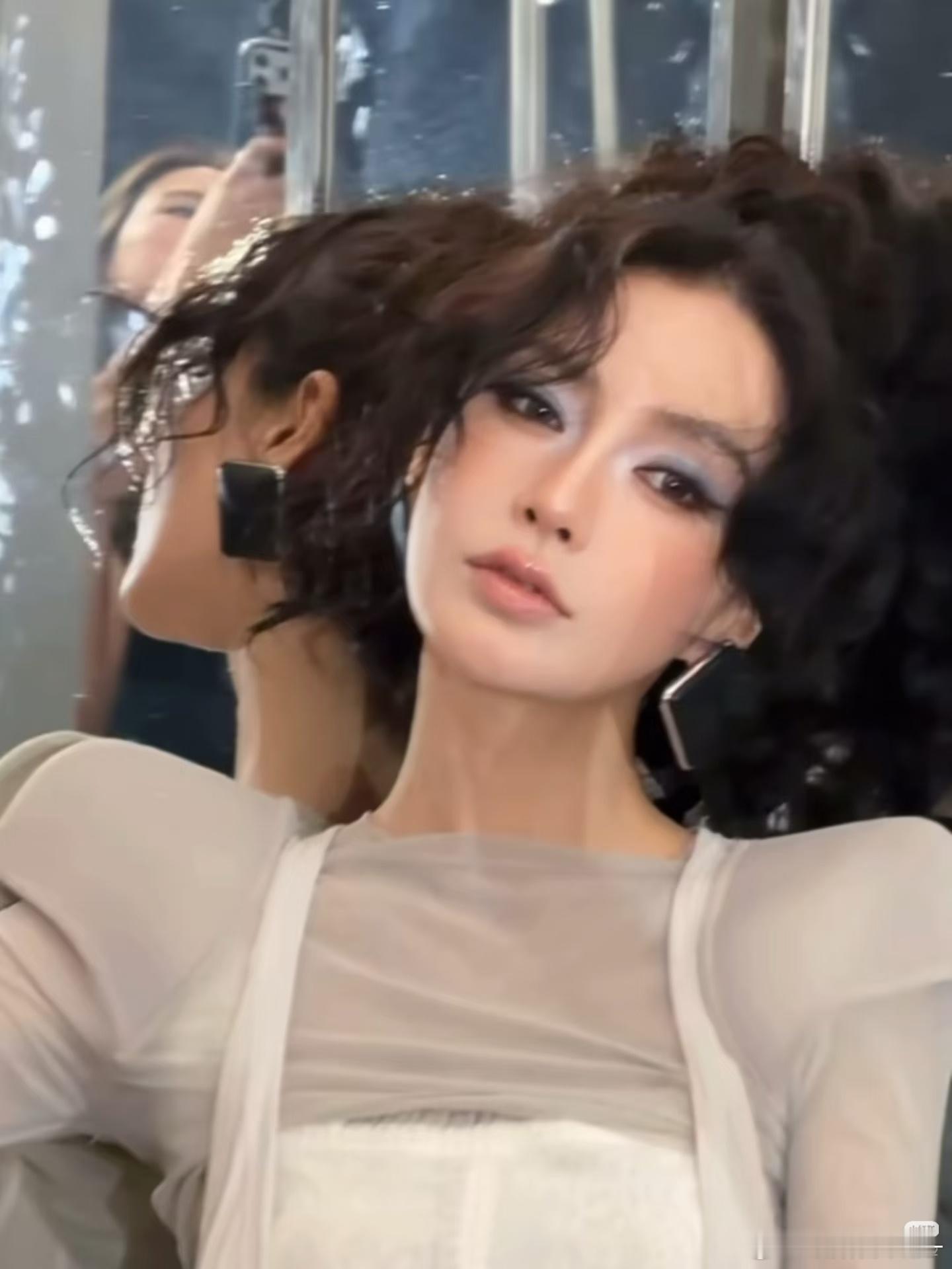 我的超话卡册沉下心努力，大步往前走，所有好运都在赶路与你相遇 