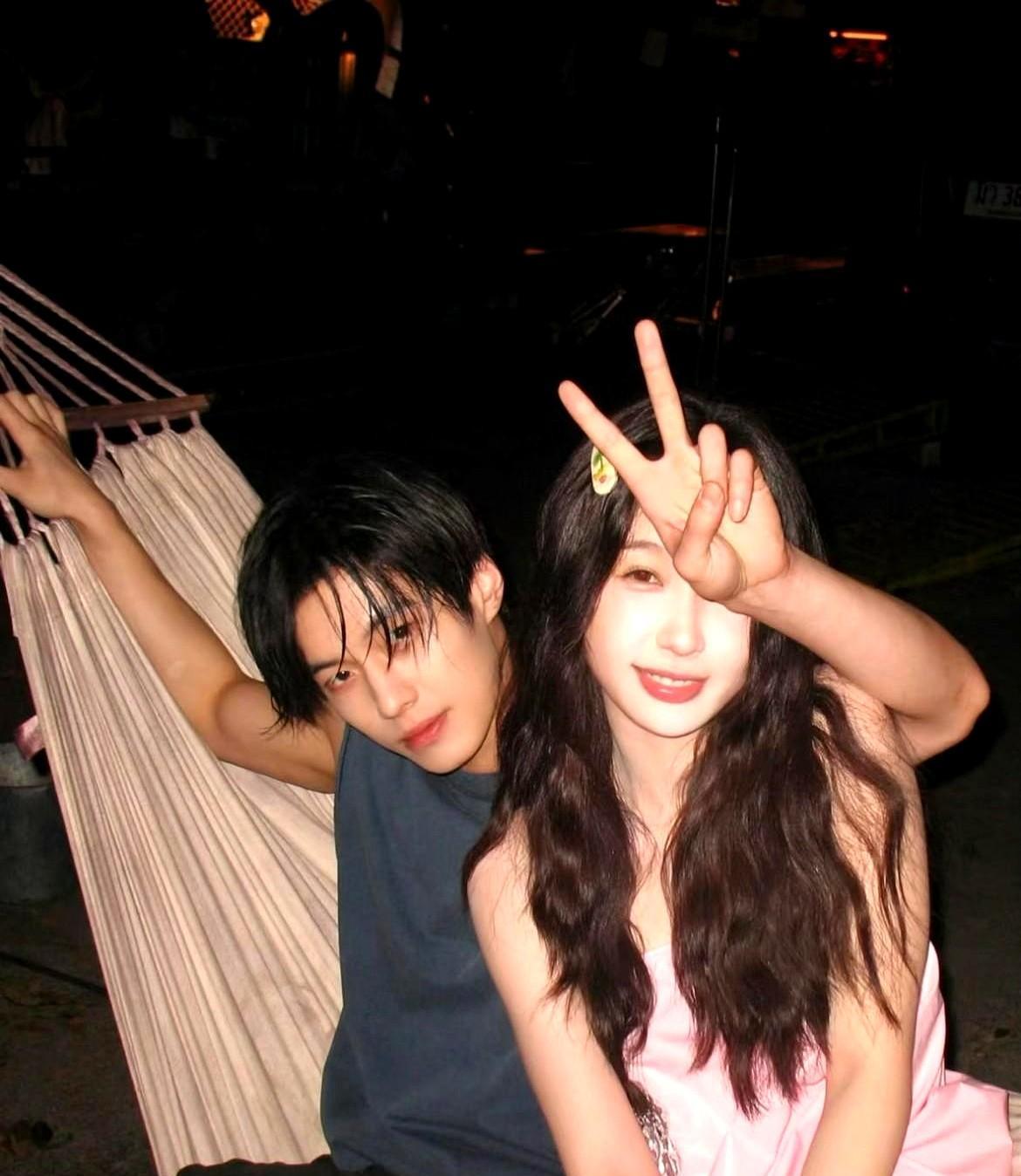 因为长得太标准，他7年没戏演。
直到在《双轨》里“破相”。
战损妆像往脸上泼硫酸