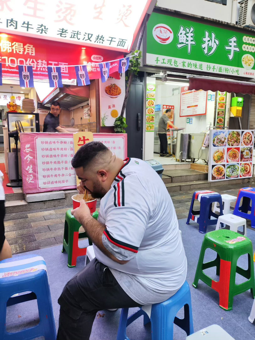 俩老外武汉过早看球赛用中文争街头过早名场面出圈，老外全程中文激烈讨论球赛，口音趣