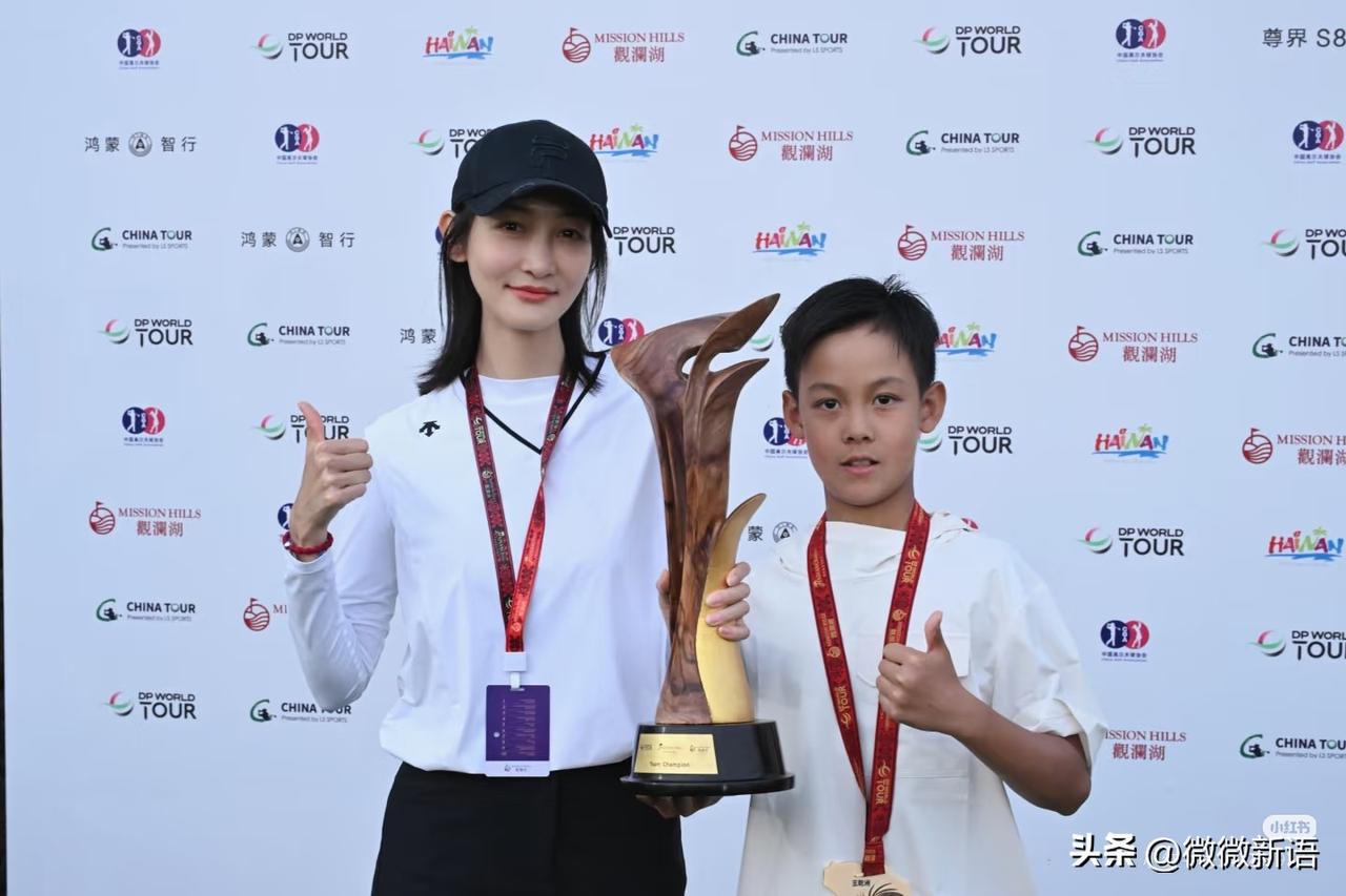 海苔和妈妈长得真像呢。
这次去海南参加比赛，是小雅陪着海苔去的，今天看到小雅更新