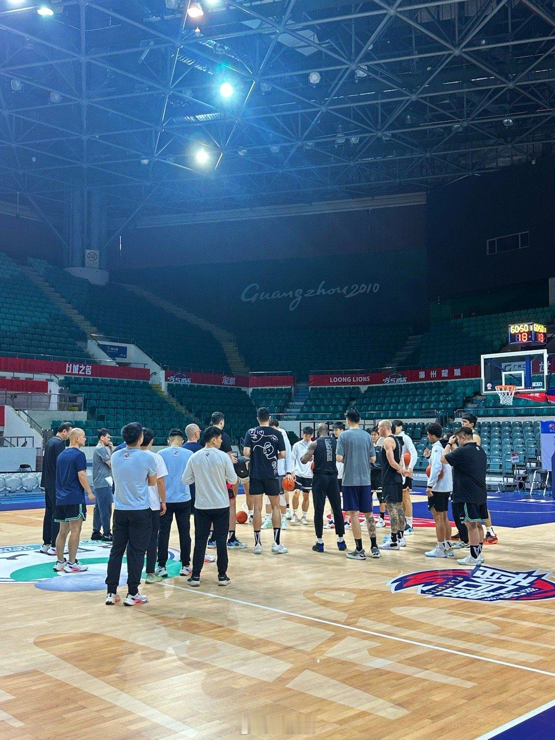 提升自己 完善自己开工训练！#季后赛谁是大赢家##小卢篮球世界##新疆男篮#  