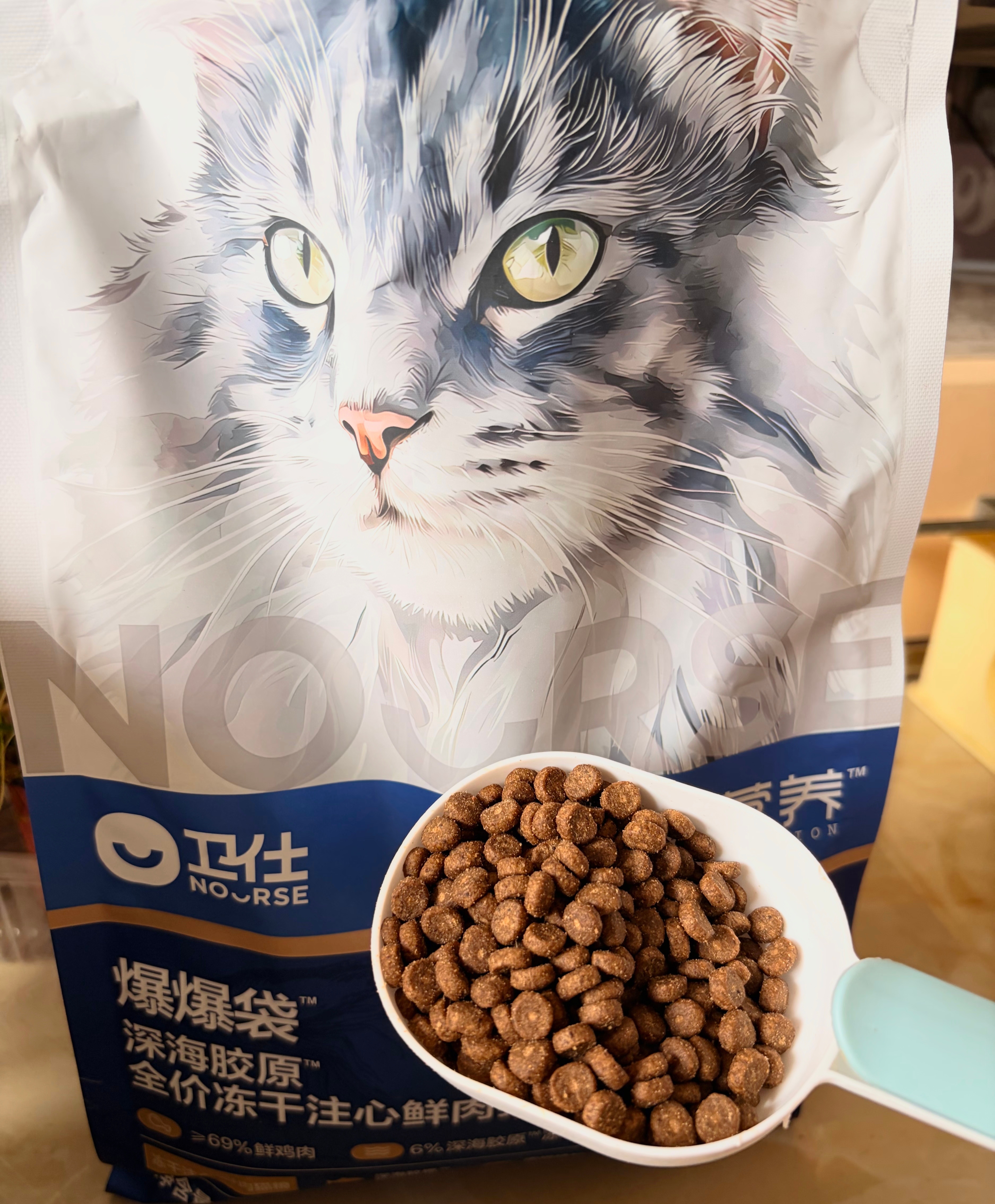 之前买过容易出油的猫粮，猫碗边缘总黏糊糊，还容易黑下巴。换成卫仕猫粮之后改善很多