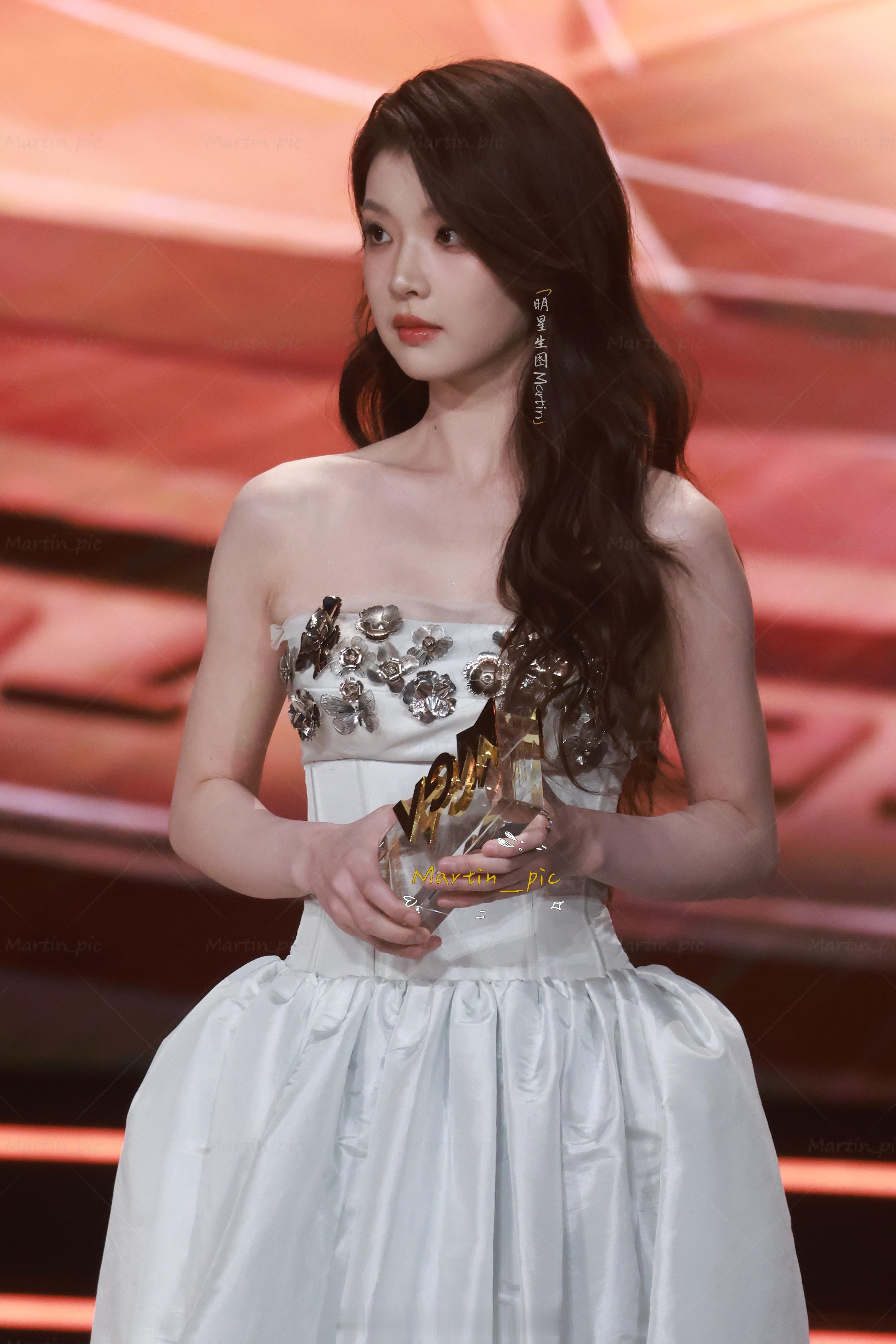 张淼怡[超话] 张淼怡微博视界大会内场生图白色抹胸裙小公主[羞嗒嗒][羞嗒嗒][