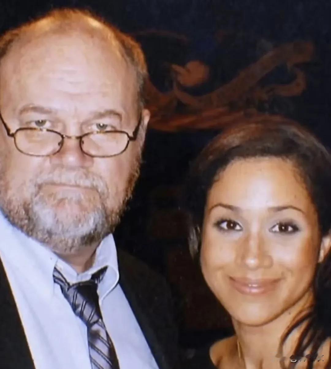 梅根爸爸是单亲爸爸，但对她倾其所有，真金白银花了几十万美金培养她。

当年梅根和