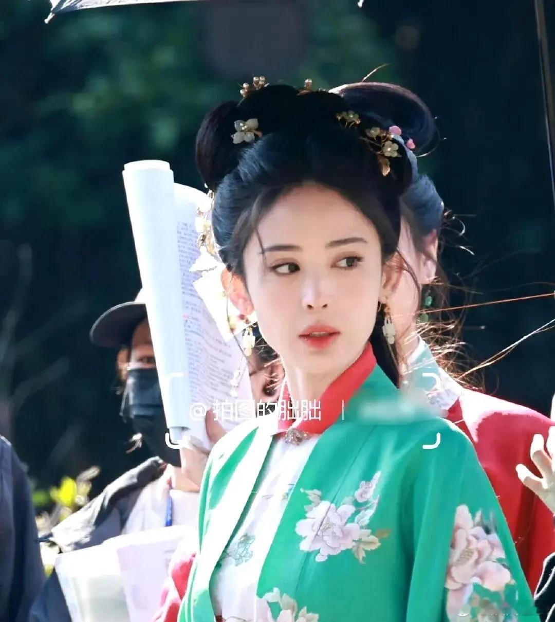 古力娜扎侯明昊新剧路透，看上去有没有CP感？感觉是女大男小的剧情，娜扎的颜值确实