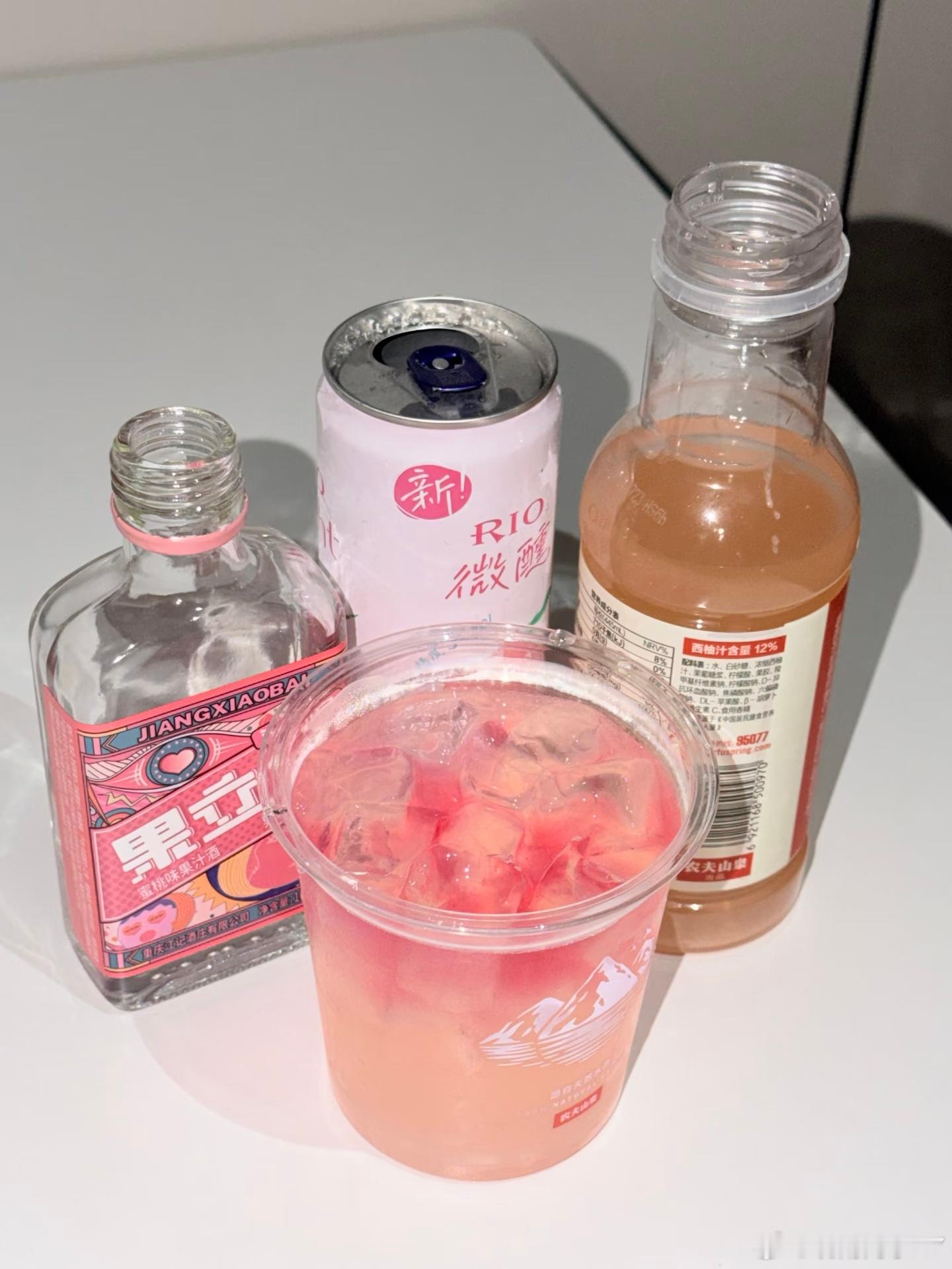 喝点儿呀！今天这个果酒调得好好喝呢！不能喝多，明天还要赶发布会，有木有跟我一样的