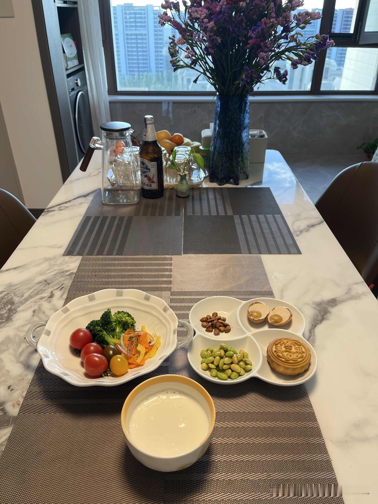 一餐舒服的早餐，不用繁复花哨。

西兰花、小番茄搭配彩椒，清爽开胃；毛豆、坚果补