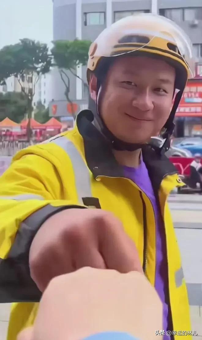 外卖骑手配送超时，你会给他差评吗不会，永远不会，曾经看到有人因为外卖超时了与外面